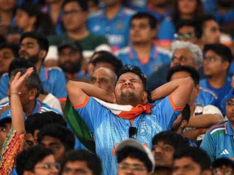 delusione dei tifosi indiani per la sconfitta alla finale dei mondiali di cricket