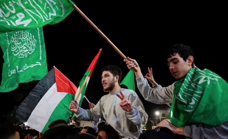 detenuti palestinesi rilasciati e portati in corteo nelle strade di ramallah