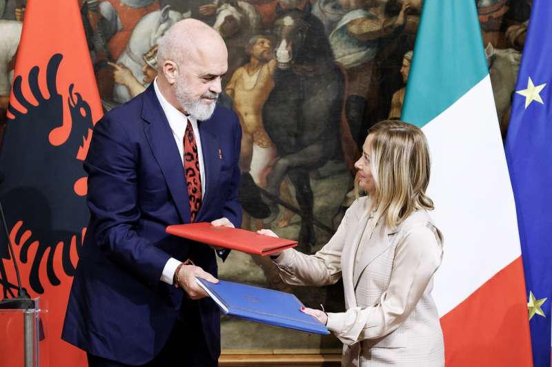 edi rama e giorgia meloni firma accordo per i migranti italia albania 1
