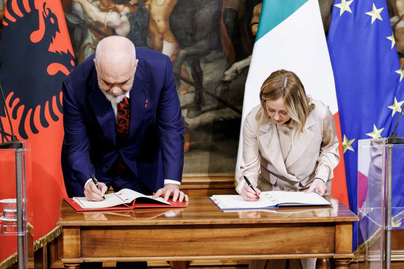 edi rama e giorgia meloni firma accordo per i migranti italia albania 3