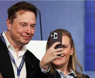 Elon musk al summit di londra sull intelligenza artificiale