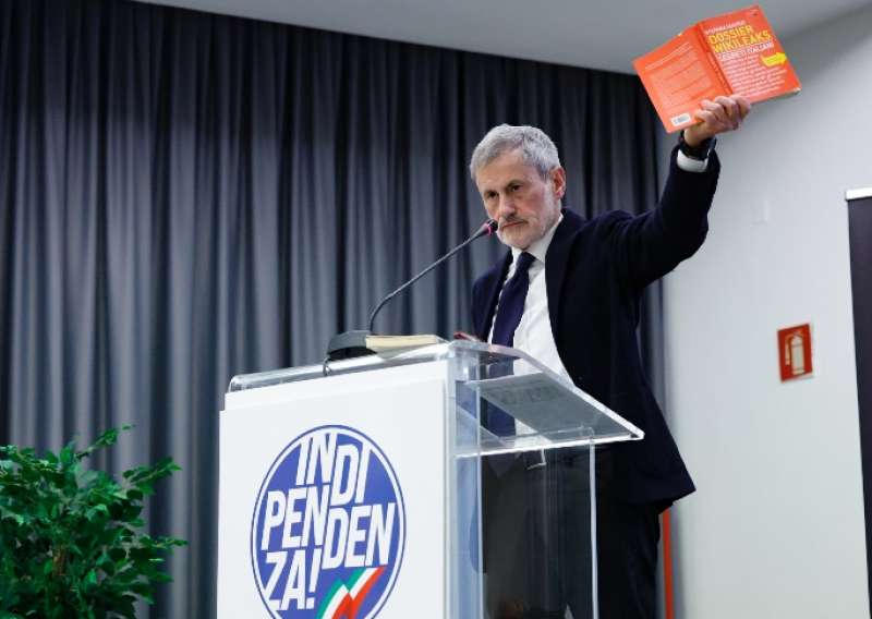 gianni alemanno con il libro di stefania maurizi su wikileaks alla presentazione del partito indipendenza