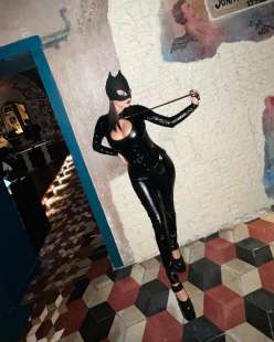 giorgia soleri vestita da catwoman per halloween 5
