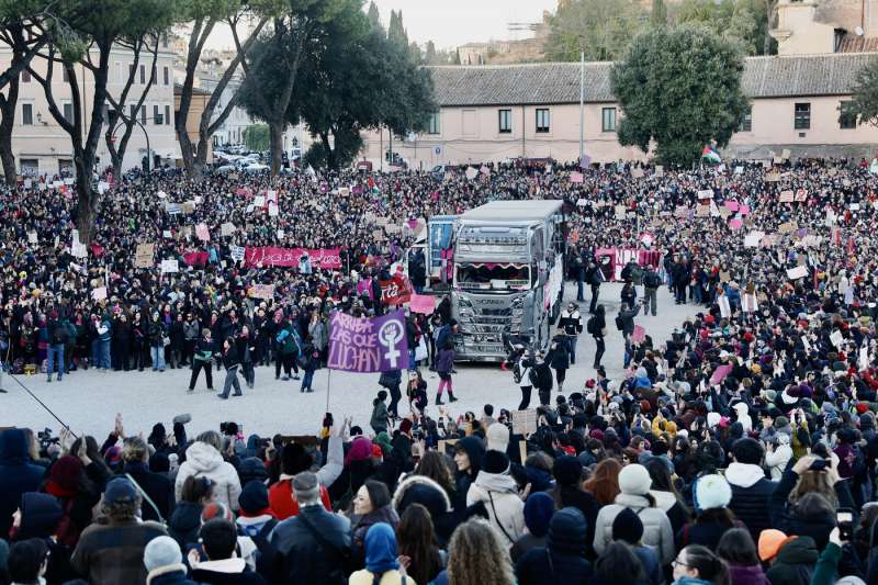 manifestazione contro la violenza sulle donne e il patriarcato a roma 14