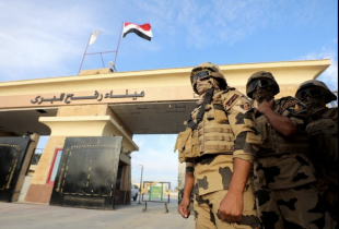 militari egiziani al valico di Rafah