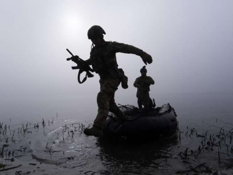 soldati ucraini fiume dnipro