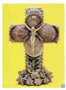 souvenir di venezia con un crocifisso di plastica montato su conchiglie