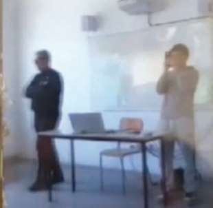 studenti del liceo federico caffe di roma fanno il saluto romano in classe 6