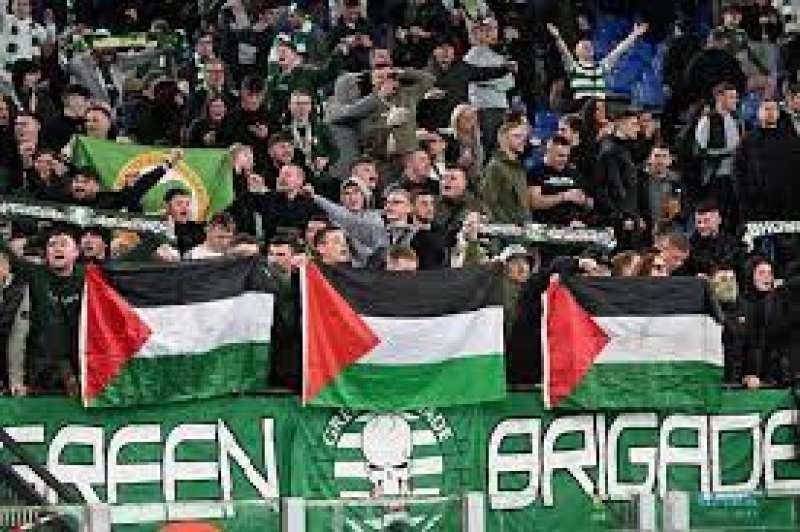 tifosi del celtic con la bandiera palestinese 1