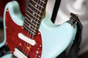 ultima chitarra di kurt cobain venduta per 1,5 milioni 1