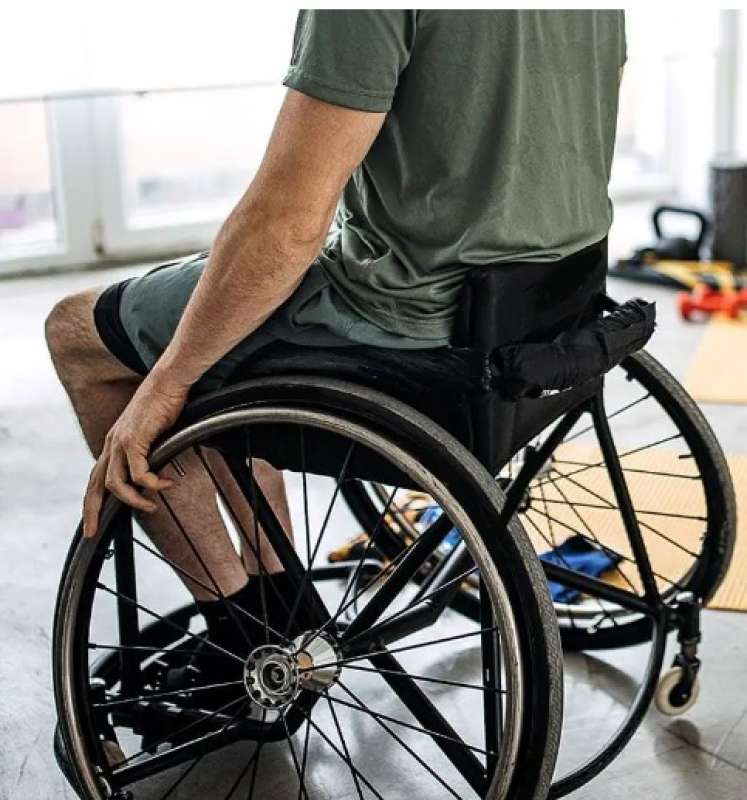 uomo in sedia a rotelle