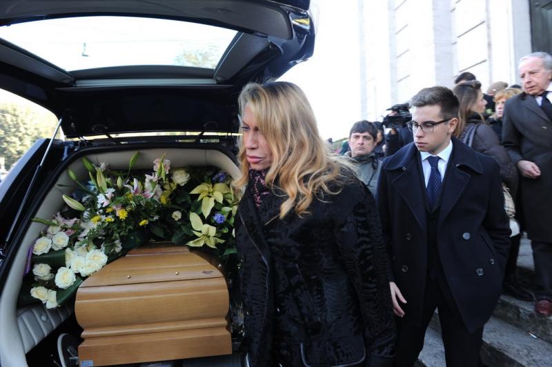 Melania Rizzoli con il figlio per l ultimo saluto al marito