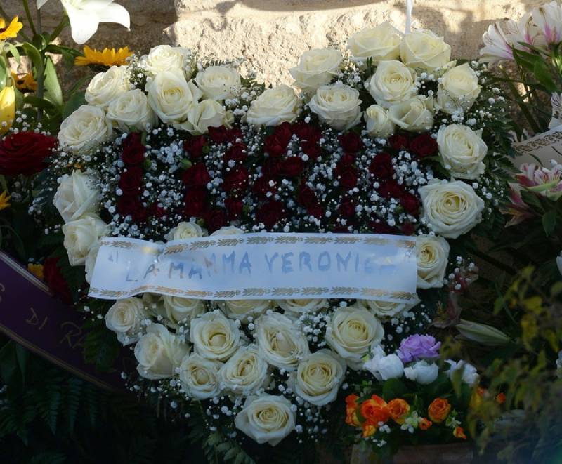 funerali del piccolo loris la corona di fiori di veronica panarello