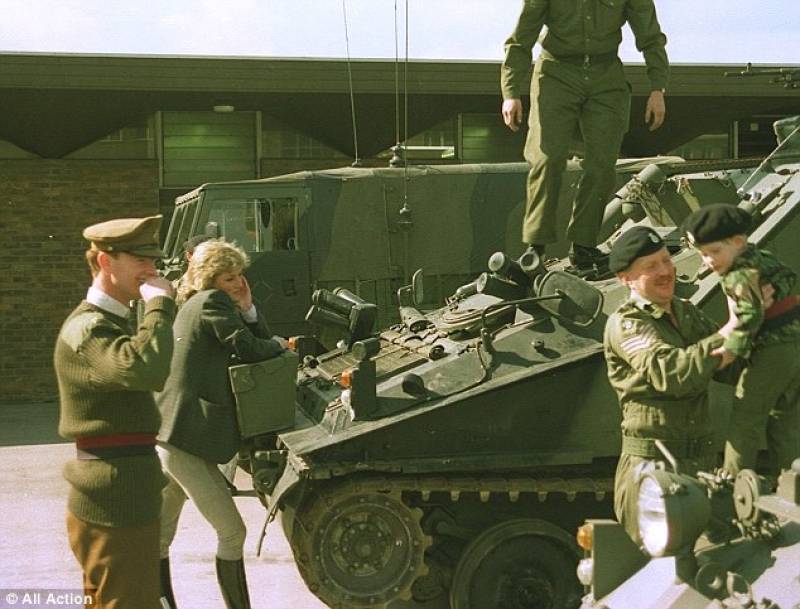 james hewitt e diana guardano il principe harry durante una visita a una base dell esercito