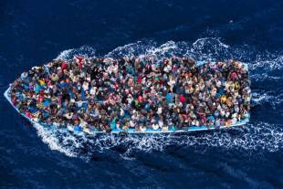 migranti al largo della costa africana