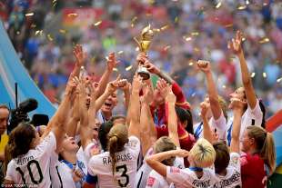 la nazionale femminile usa festeggia la vittoria in coppa del mondo