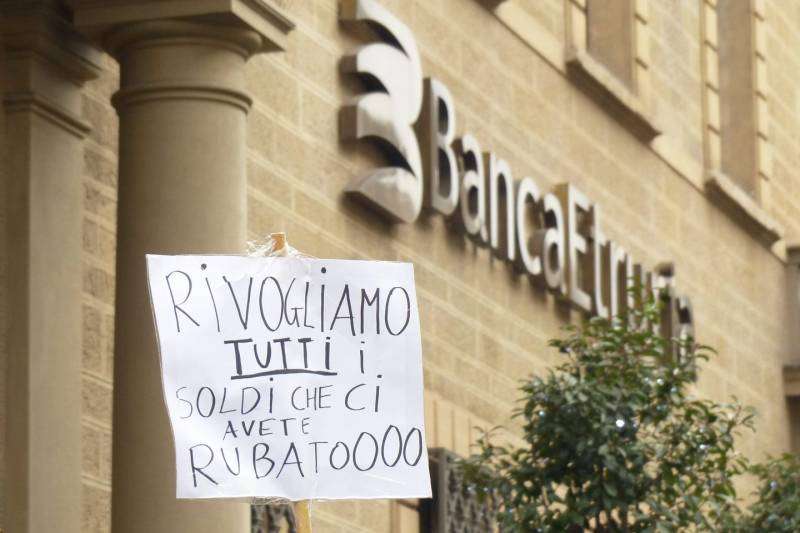 protesta dei risparmiatori davanti banca etruria 7