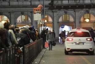 fila per i taxi a roma termini 10