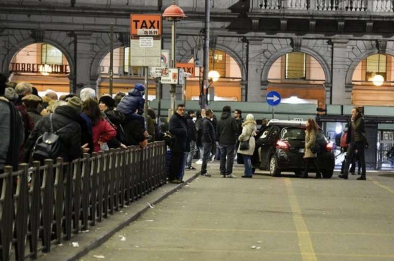 fila per i taxi a roma termini 5