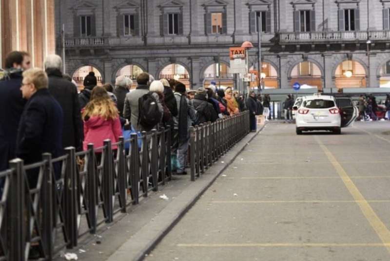 fila per i taxi a roma termini 9