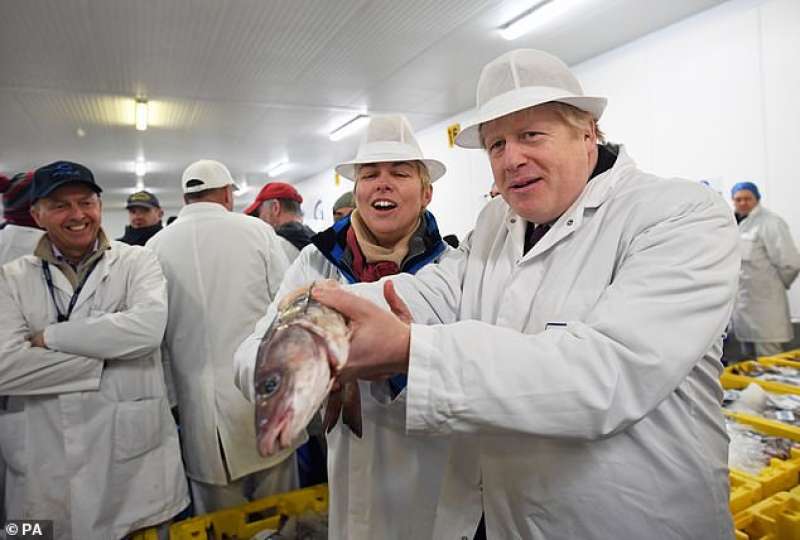 boris johnson al mercato del pesce di grimsby