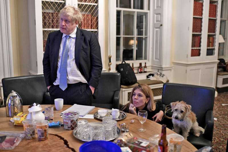 boris johnson aspetta i risultati delle elezioni con il cane dilyn e la fidanzata carrie symonds