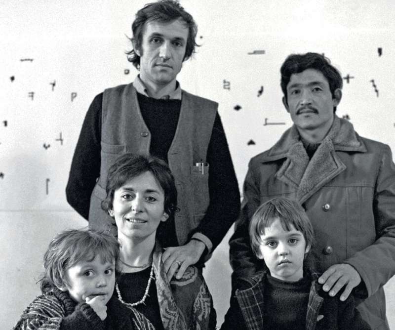alighiero boetti con la moglie annemarie sauzeau, i figli matteo e agata e salman ali nello studio di trastevere 1975