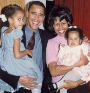 barack obama insieme a michelle e alle figlie malia e sasha