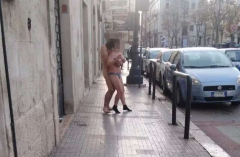 coppia nuda in strada a bitonto 1