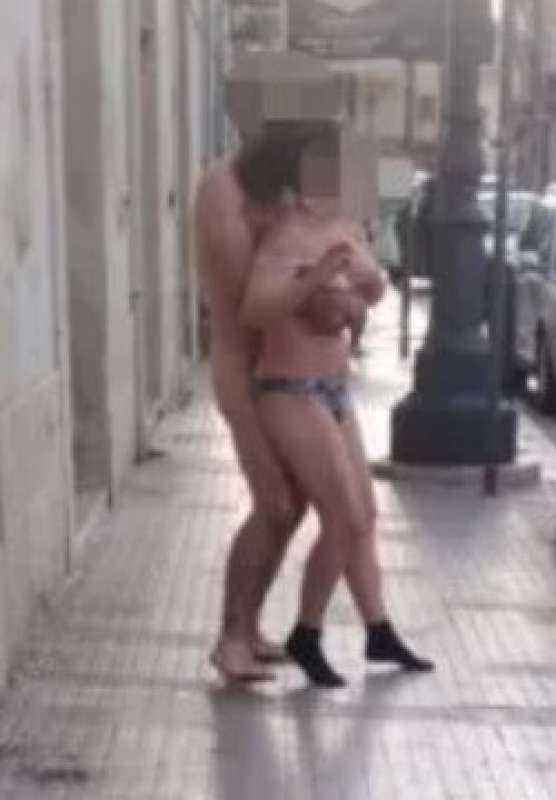 coppia nuda in strada a bitonto