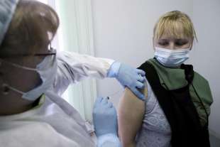 coronavirus somministrazione vaccino sputnik v in russia 2