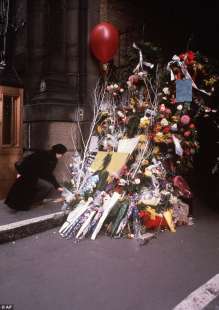 fiori davanti al dakota building di new york dopo la morte di john lennon