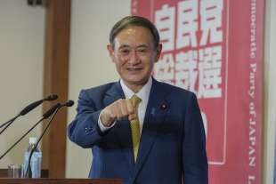 il primo ministro giapponese yoshihide suga
