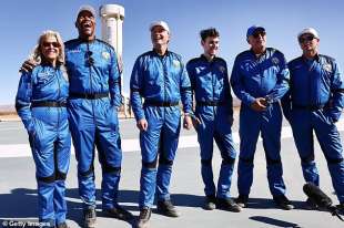 Bezos saluta gli astronauti