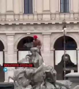 extracomunitario fa il bagno nudo nella fontana di piazza della repubblica a roma 2