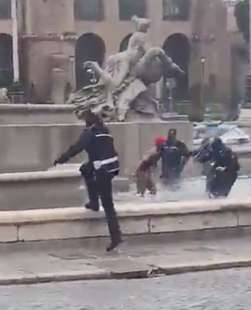 extracomunitario fa il bagno nudo nella fontana di piazza della repubblica a roma 6