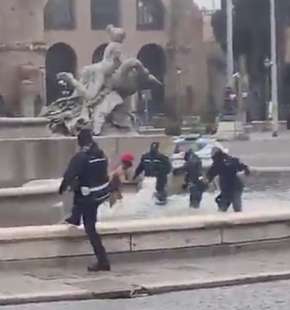 extracomunitario fa il bagno nudo nella fontana di piazza della repubblica a roma 7