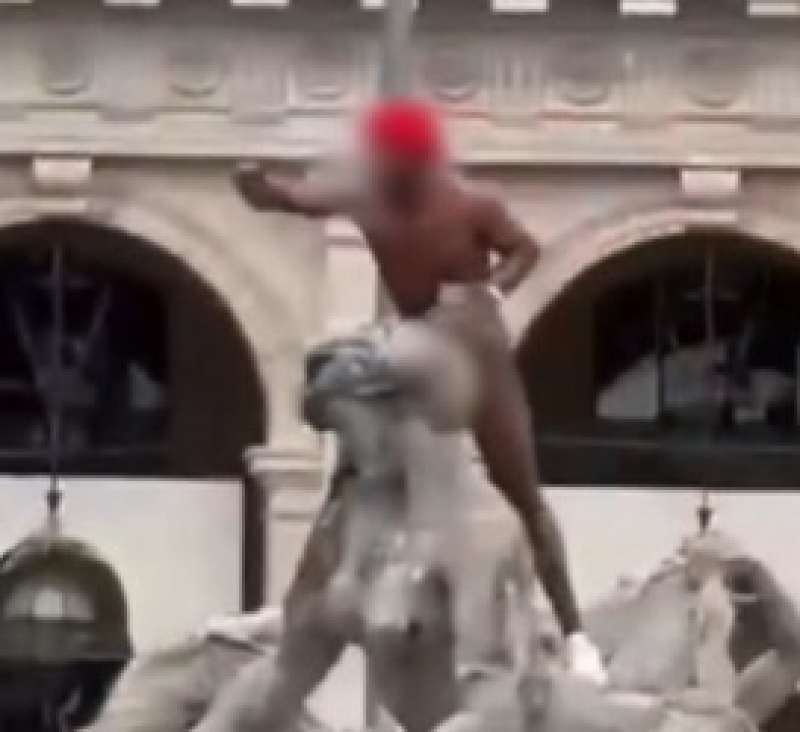 extracomunitario fa il bagno nudo nella fontana di piazza della repubblica a roma 5