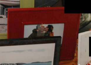La foto di Epstein e Maxwell che si baciano