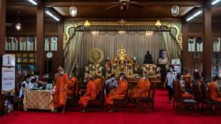 Monaci si vaccinano con AstraZeneca a Bangkok