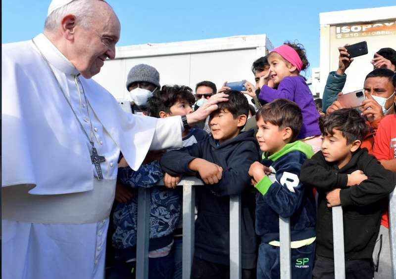 papa francesco tra i profughi di lesbo 1