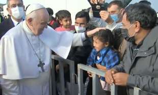 papa francesco tra i profughi di lesbo 10