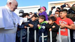 papa francesco tra i profughi di lesbo 11