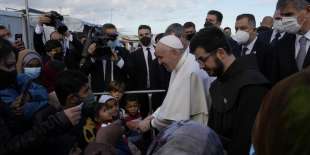 papa francesco tra i profughi di lesbo 12