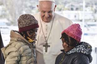 papa francesco tra i profughi di lesbo 14
