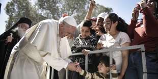 papa francesco tra i profughi di lesbo 2