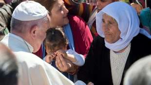 papa francesco tra i profughi di lesbo 4