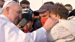 papa francesco tra i profughi di lesbo 5