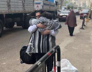 patrick zaki abbraccia la madre dopo la scarcerazione