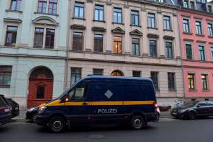 Polizia durante il raid a Dresda